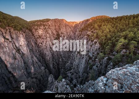 Una grande e pittoresca gola nel canyon di Tazi in Turchia, ai raggi del sole nascente. Una nota attrazione turistica e un luogo di recre attivo