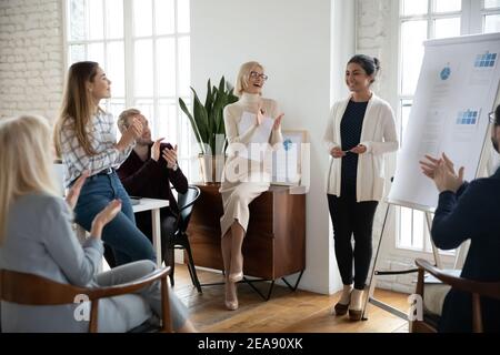 Il team aziendale esprime il riconoscimento al miglior manager Foto Stock