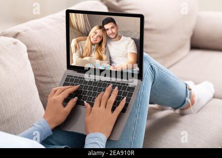 Concetto di chat video online. Conferenza di giovane donna con coppia millennial allegra sul fotoricettore. Comunicazione a distanza Foto Stock