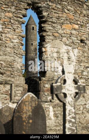 Glendalough o 'la valle dei due laghi' è il sito di un primo insediamento monastico cristiano immerso nelle montagne Wicklow della contea di Wicklow, Foto Stock