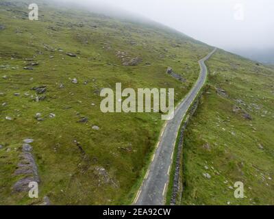 Una tortuosa strada montagnosa rurale (R574) sul Ring of Beara nella contea di Kerry, Irlanda. Foto Stock