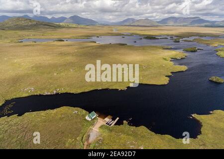 Loughanillaun sulla Bog Road (Bothar na Scrachog) a Connemara, nella contea di Galway, Irlanda. Foto Stock