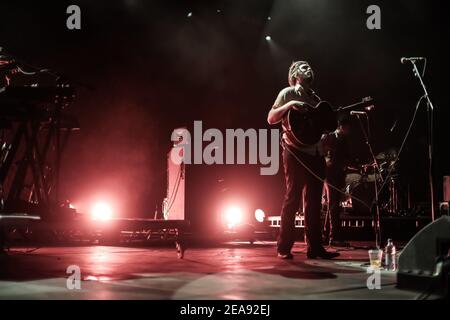 Tim Smith di Midlake ha suonato sul palco come parte del festival Greenman 2013 a Glanusk, nel Galles del Sud Foto Stock