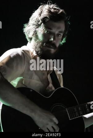 Tim Smith di Midlake ha suonato sul palco come parte del festival Greenman 2013 a Glanusk, nel Galles del Sud Foto Stock