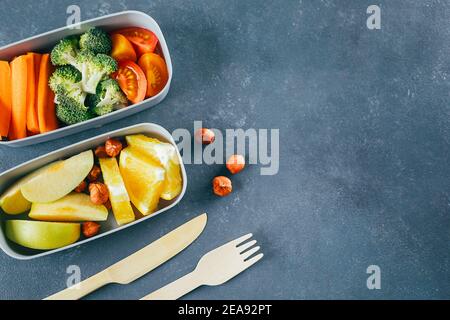 Pranzo al sacco con verdure e frutta. Delizioso concetto di cibo bilanciato. Vista dall'alto, spazio di copia. Foto Stock