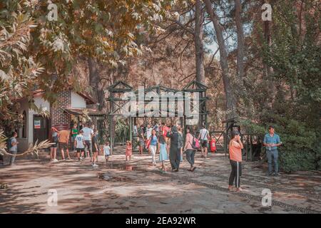 06 settembre 2020, Turchia, Antalya: La gente si affollano vicino all'ingresso del Parco naturale delle cascate di Kursunlu ad Antalya Foto Stock