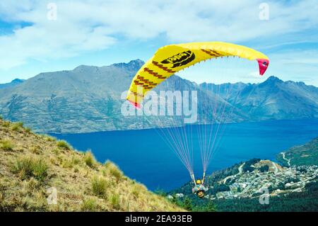 1992 - Nuova Zelanda Queenstown Isola del Sud Nuova zelanda uno Esperienza di parapendio uomo che salta dalla vetta del bob sopra il lago wakatipu queenstown nuova zelanda sud isola nz Foto Stock