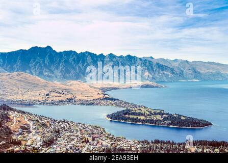 New Zealand Queenstown South Island New zealand vista aerea di queenstown centro città lago wakatipu e il paesaggio remarkables queenstown, nuova zelanda Foto Stock