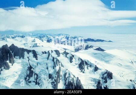 1992 Nuova Zelanda - Vista aerea delle Alpi meridionali compreso il Monte Cook, montagne e ghiacciai nel Parco Nazionale del Monte Cook. Un volo su remote valli alpine e ghiacciai delle Alpi meridionali e avvicinandosi all'Aoraki Mt Cook. Isola del Sud Nuova Zelanda Foto Stock