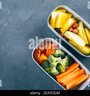 Pranzo al sacco con verdure e frutta. Delizioso concetto di cibo bilanciato. Vista dall'alto, ritagliare l'immagine quadrata. Foto Stock