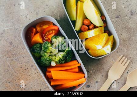 Pranzo al sacco con verdure e frutta. Delizioso concetto di cibo bilanciato. Vista dall'alto. Foto Stock