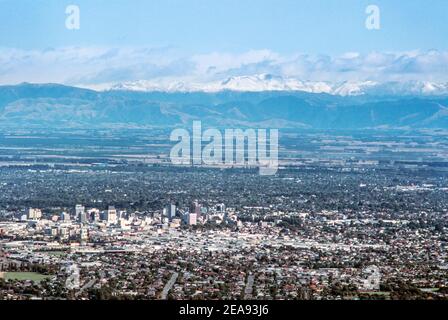 1992 Nuova Zelanda - Christchurch vista aerea della città principale nell'isola del sud della Nuova Zelanda, Christchurch. Questo è stato preso dalla penisola di Sumner che guarda indietro alla città con le montagne del Parco Nazionale di Arthur's Pass coperte di neve sullo sfondo. Il paesaggio urbano è stato drasticamente modificato dopo il terremoto distruttivo del 2011. Christchurch Isola del Sud Nuova zelanda Foto Stock