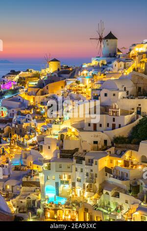 Notte dopo il tramonto, vista del tradizionale villaggio greco di Oia sull'isola di Santorini in Grecia. Santorini è un'iconica destinazione di viaggio in Grecia, famosa di essa Foto Stock