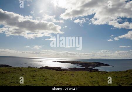 Baia di Wigtown e una vista distante dell'isola di Uomo visto da Knockbrex vicino a Gatehouse della flotta Dumfries e. Galloway Scozia Foto Stock