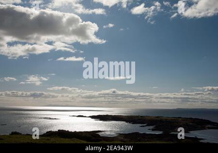 Baia di Wigtown e una vista distante dell'isola di Uomo visto da Knockbrex vicino a Gatehouse della flotta Dumfries e. Galloway Scozia Foto Stock