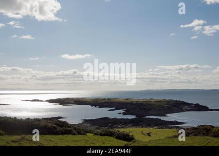 Baia di Wigtown e una vista distante dell'isola di Uomo visto da Knockbrex vicino a Gatehouse della flotta Dumfries e. Galloway Scozia Foto Stock