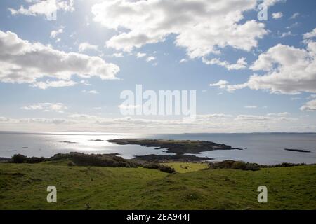 Baia di Wigtown e una vista distante dell'isola di Uomo visto da Knockbrex vicino a Gatehouse della flotta Dumfries e. Galloway Scozia Foto Stock