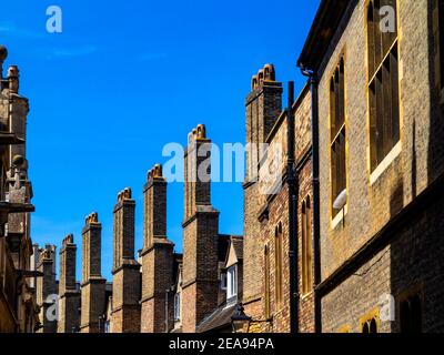 Vista verso l'alto sui camini e cielo blu in un Strada stretta vicino al Trinity College Cambridge University Cambridgeshire Inghilterra Regno Unito Foto Stock