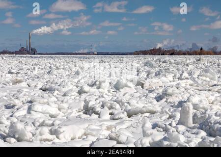 Marine City, Michigan, Stati Uniti. 7 Feb 2021. La centrale a carbone di DTE Energy di St. Clair, sulle rive del fiume St. Clair, pieno di ghiaccio. Il freddo amaro ha portato alle marmellate di ghiaccio sul fiume e alle inondazioni nelle comunità costiere. Credit: Jim West/Alamy Live News Foto Stock