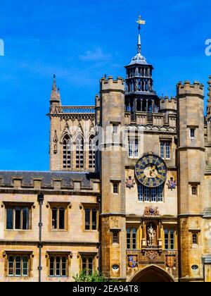 Edifici nella Grande Corte del Trinity College parte di Cambridge University Cambridgeshire England UK, fondata nel 1546 Foto Stock