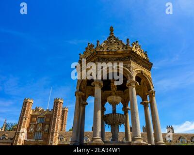 Edifici e fontana nella Grande Corte del Trinity College Parte della Cambridge University Cambridgeshire England UK che è stato istituito nel 1546 Foto Stock