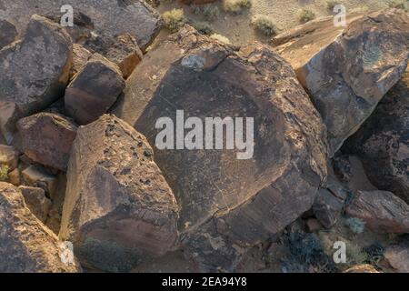 BISHOP, CALIFORNIA, STATI UNITI - 19 gennaio 2021: Una prospettiva aerea dei petroglifi di Sky Rock, un esempio di arte rupestre dei nativi americani vicino alla S. Foto Stock