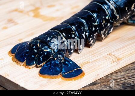 Aragosta fresca su una tavola di legno di aragosta cruda Foto Stock