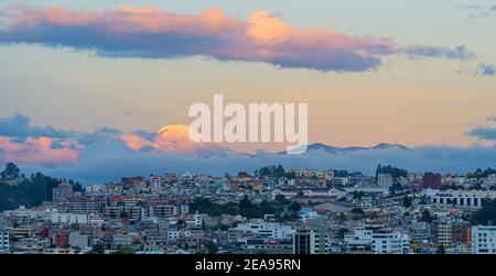 Panorama aereo al tramonto di Quito con cime innevate del vulcano Cayambe, Andes montagne, Ecuador. Foto Stock