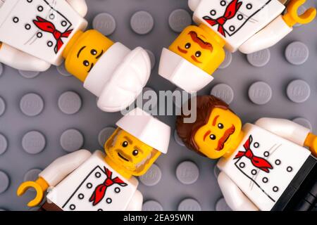 Tambov, Federazione Russa - Marzo 15, 2015 Tre Lego auto personalizzata su  Lego Road piastra di base. Auto con i miei 5 anni figlio Foto stock - Alamy