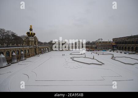 Dresda, Germania. 07 febbraio 2021. Neve allo Zwinger e alla porta della corona (l). Credit: Robert Michael/dpa-Zentralbild/ZB/dpa/Alamy Live News Foto Stock