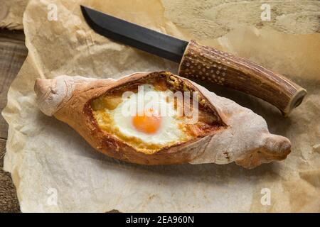 Un esempio fatto in casa di pane al formaggio georgiano. Questo piatto della Georgia, nella regione del Caucaso, presenta un impasto che è stato riempito con formaggio e cotto al forno. Foto Stock