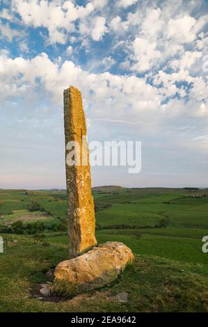 La pietra lunga sulla collina di Barcombe vicino a Thorngrafton, Northumberland, Inghilterra Foto Stock