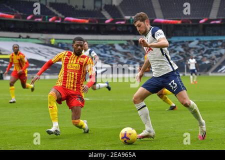 Ben Davies of Tottenham Hotspur combatte con Ainsley Maitland-Niles of West Bromwich Albion - Tottenham Hotspur v West Bromwich Albion, Premier League, Tottenham Hotspur Stadium, Londra, Regno Unito - 7 febbraio 2021 solo per l'uso editoriale - si applicano restrizioni DataCo Foto Stock