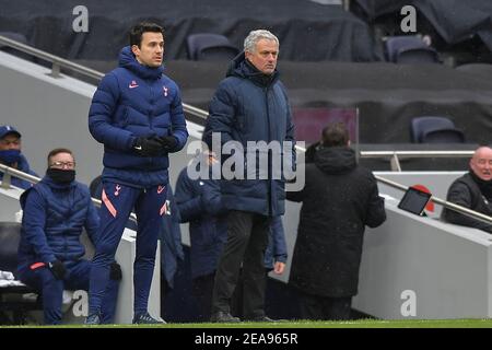 Jose Mourinho Manager di Tottenham Hotspur e Joao Sacramento Assistant Head Coach di Tottenham Hotspur - Tottenham Hotspur v West Bromwich Albion, Premier League, Tottenham Hotspur Stadium, Londra, Regno Unito - 7 febbraio 2021 solo uso editoriale - sono previste restrizioni DataCo Foto Stock