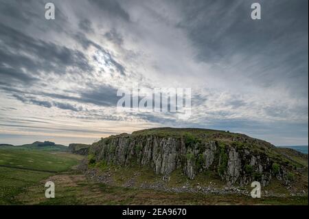 Peel crag e il Muro di Adriano, il Muro di Adriano, Northumberland, Inghilterra Foto Stock