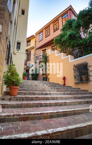 Strada stretta nella città vecchia di Chania, Creta, Grecia Foto Stock