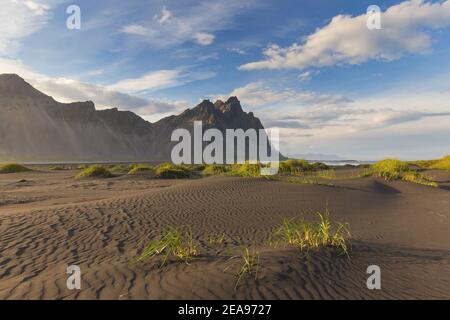 Vestrahorn / Vesturhorn, montagna scree fatta di rocce gabbro e granofire, parte della catena montuosa di Klifatindur a Stokksnes, Islanda Foto Stock