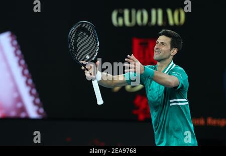 Melbourne, Australia. 8 Feb 2021. Novak Djokovic della Serbia festeggia dopo aver vinto la prima partita maschile contro Jeremy Chardy della Francia al campionato australiano di tennis aperto a Melbourne, Australia, 8 febbraio 2021. Credit: HU Jingchen/Xinhua/Alamy Live News Foto Stock