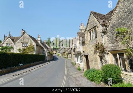 Castle Combe Village, strada principale che conduce al Market Cross, deserta durante il primo periodo di blocco di Coronavirus, Wiltshire, Regno Unito, aprile 2020. Foto Stock