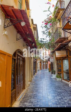 Strade e vecchi edifici nella città vecchia di Rethymno, Creta, Grecia Foto Stock