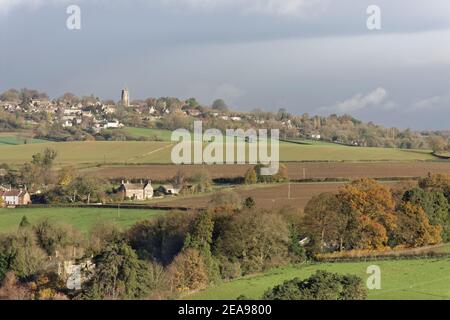 Vista dalla Bybrook Valley al villaggio di Colerne, Wiltshire a fine autunno, Regno Unito, novembre 2020. Foto Stock