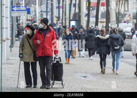 Vienna, Austria. 8 Feb 2021. I pedoni camminano su una strada commerciale a Vienna, Austria, 8 febbraio 2021. Il governo austriaco ha annunciato misure di "dolce rilassamento" -- in vigore dall'8 febbraio -- Al posto del terzo blocco del paese, che è stato in vigore dal 26 dicembre 2020 per contenere il coronavirus. Scuole, negozi e luoghi culturali come musei e giardini zoologici sono stati autorizzati a riaprire in base a rigorose misure precauzionali. Credit: Guo Chen/Xinhua/Alamy Live News Foto Stock