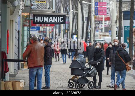 Vienna, Austria. 8 Feb 2021. La gente aspetta di entrare in un negozio a Vienna, Austria, 8 febbraio 2021. Il governo austriaco ha annunciato misure di "dolce rilassamento" -- in vigore dall'8 febbraio -- Al posto del terzo blocco del paese, che è stato in vigore dal 26 dicembre 2020 per contenere il coronavirus. Scuole, negozi e luoghi culturali come musei e giardini zoologici sono stati autorizzati a riaprire in base a rigorose misure precauzionali. Credit: Guo Chen/Xinhua/Alamy Live News Foto Stock