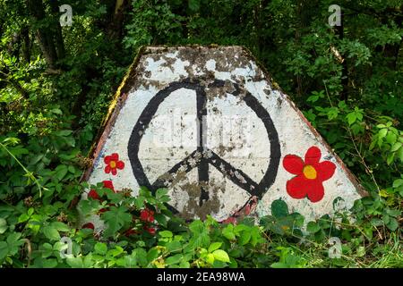 Segno di pace sulla linea della gobba, ex barriera anticarro della linea Siegfried vicino a Mettlach-Orscholz, Saar Valley, Saarland, Germania Foto Stock