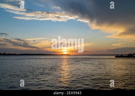 Splendida vista del tramonto sul Rio delle Amazzoni e nuvole colorate. Amazonas, Brasile. Concetto di ambiente, ecologia, natura, conservazione, viaggi. Foto Stock