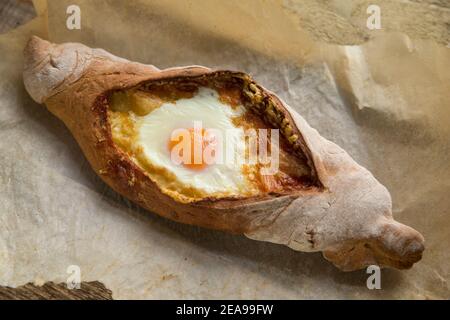 Un esempio fatto in casa di pane al formaggio georgiano. Questo piatto della Georgia, nella regione del Caucaso, presenta un impasto che è stato riempito con formaggio e cotto al forno. Foto Stock