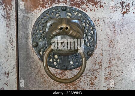 Alpirsbach, Germania: Maniglia storica della porta al cancello d'ingresso del monastero Foto Stock