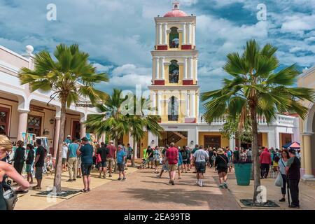 Cayo Santa Maria, Cuba, 2016 febbraio - i turisti passeggiano per la strada di la Estrella, il mercato turistico intorno alla torre la Casa del Habano Foto Stock