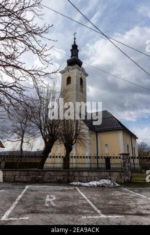 Slunj chiesa cittadina, situata sulla collina che domina il canyon del fiume Sluncica sotto Foto Stock