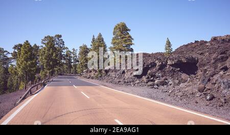 Strada panoramica attraverso il terreno vulcanico, foto in stile retrò tonato, Tenerife, Spagna. Foto Stock